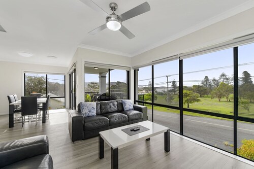 DOLPHIN COURT 1 - AS NEW SPARKLING 3 BEDROOM TOWNHOUSES ON THE GOLF COURSE