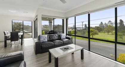 DOLPHIN COURT 1 - AS NEW SPARKLING 3 BEDROOM TOWNHOUSES ON THE GOLF COURSE