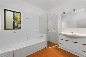 Bathroom - MODERN HOME WITH GLORIOUS OCEAN VIEWS, FREE WI-FI & FOXTEL (Crescent Head)