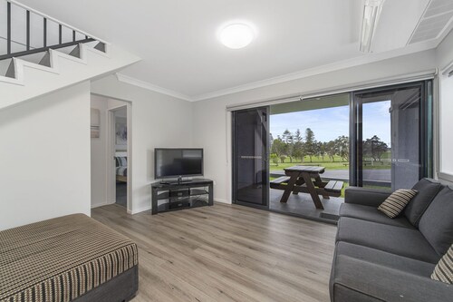 AS NEW SPARKLING 3 BEDROOM TOWNHOUSES ON THE GOLF COURSE