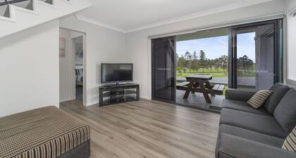 AS NEW SPARKLING 3 BEDROOM TOWNHOUSES ON THE GOLF COURSE