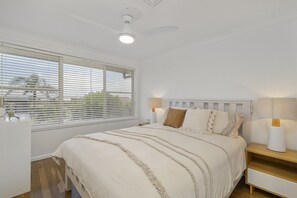 5 Schlafzimmer, Bügeleisen/Bügelbrett