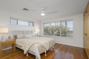 5 Schlafzimmer, Bügeleisen/Bügelbrett