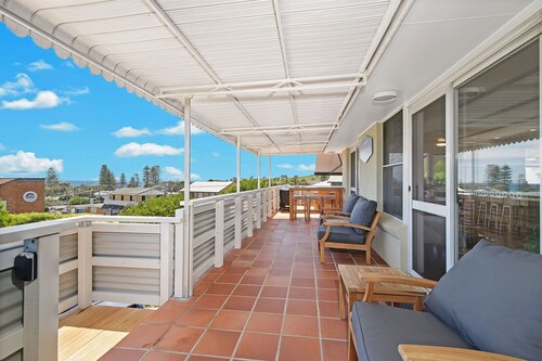 NEWLEY RENOVATED HOME WITHGREAT VIEWS!