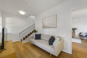 TV - NEWLEY RENOVATED HOME WITHGREAT VIEWS! (CRESCENT HEAD)