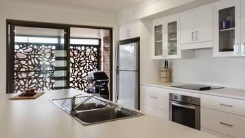 雪櫃、微波爐、焗爐、爐具