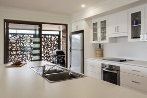 Fridge, microwave, oven, stovetop - SPACIOUS HOLIDAY HOME IN THE HEART OF CRESCENT HEAD (Crescent Head)