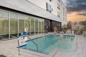 Outdoor pool - SpringHill Suites by Marriott Riverside Redlands (Redlands)
