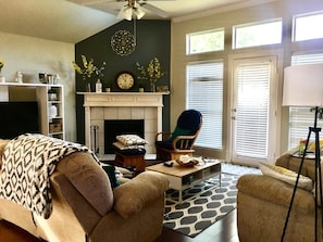 Living room - 3 Bedroom 2 Bathroom House In Great Location - Min. rental 1 month (Fort Worth)