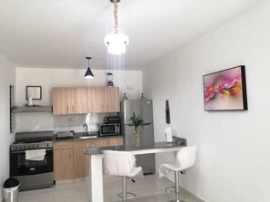 Réfrigérateur, micro-ondes, four, plaque de cuisson