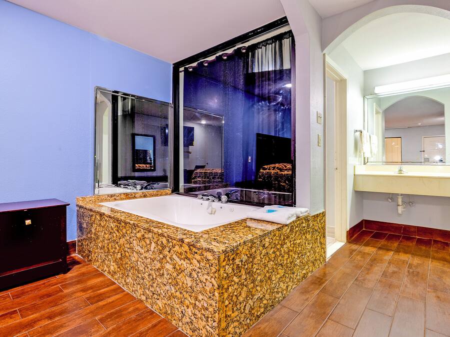 Quarto, 1 cama King, para fumantes, banheira de hidromassagem | Banheira de hidromassagem