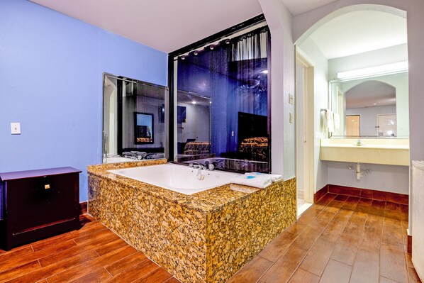 Jetted bathtub - Hotel O Luxury Inn Channelview Baytown I-10 (Channelview)