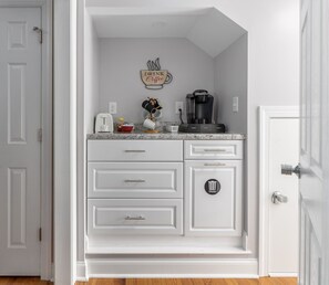 Interior - 2 bed/2 bath with LR, DR, Kitchen, Laundry & Deck. Parties are not allowed. (High Point)