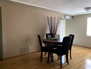 Dining - GONGAGA 3 BEDROOM GEM ⭐️ Townhouse Rancher Memory Foam 🛏’s ⭐️ Close to Amenities (Spokane)