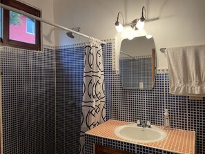 Regadera, toallas, jabón, papel de baño 