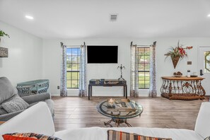 Smart TV, fireplace - The Lavender House (Fairhope)