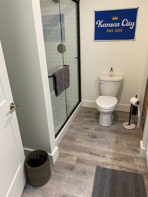 Shower, hair dryer, towels, soap - Crossroads Walkable with GREAT kitchen/living area (Kansas City)