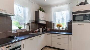 Réfrigérateur, micro-ondes, four, plaque de cuisson