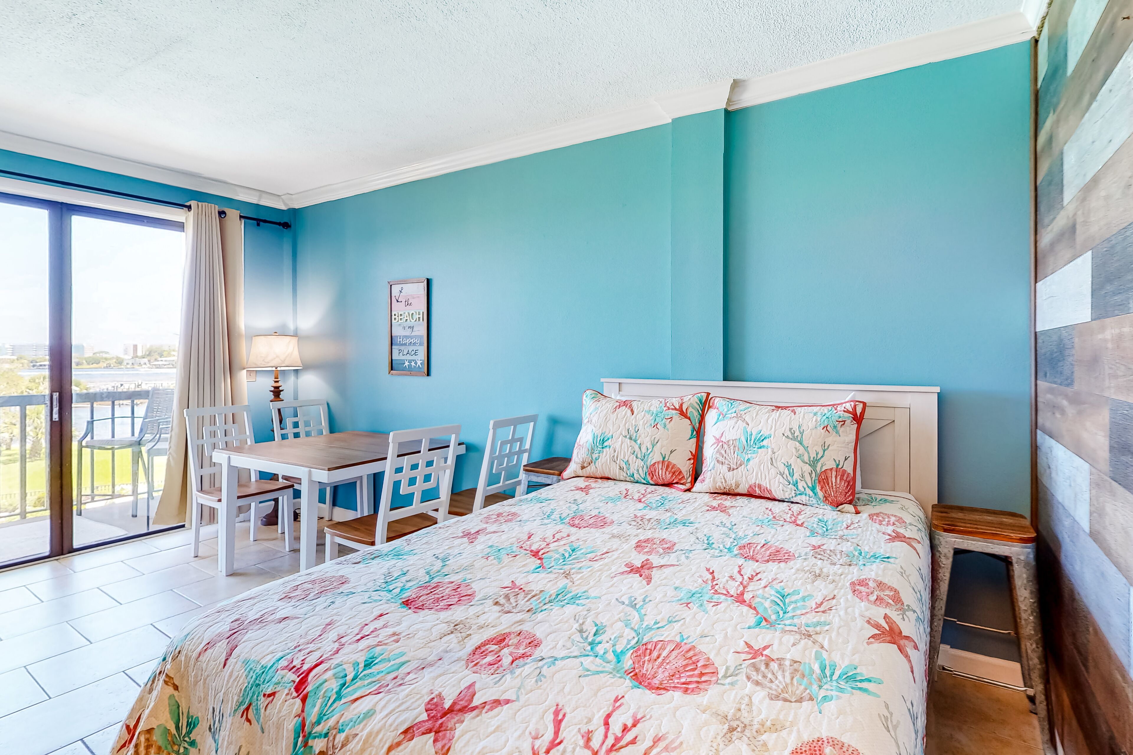 Beach-themed condo with pool, high-speed WiFi, kitchenette & central AC