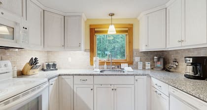 Charming Resort Condo w/ Amazing Views, Fast WiFi & Perfect Location