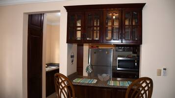 Fridge, oven, stovetop, coffee/tea maker