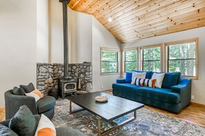 Televisión, tenis de mesa y monitor de computadora 