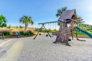 Children’s area - Wonderful condo right up from the beach with pool, hot tub & AC (Hilton Head)