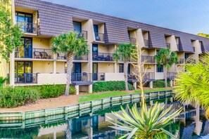 Exterior - Wonderful condo right up from the beach with pool, hot tub & AC (Hilton Head)