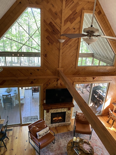 Newly furnished 3 bedroom 2 bath on the lake with covered dock