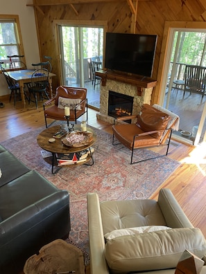 Smart TV, fireplace, books - 
Newly furnished 3 bedroom 2 bath on the lake with covered dock  (Lavonia)