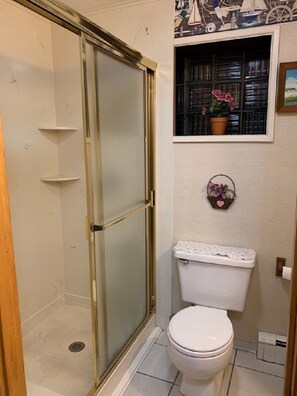 Dusche, Handtücher, Seife, Toilettenpapier