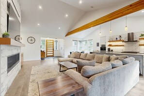 Televisión y chimenea 