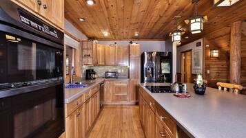 Geladeira, micro-ondas, fogão, cooktop