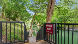 Una entrada protegida por un portón con un letrero que indica una salida privada a Camp Wrencke Estates.