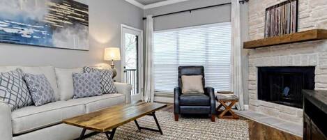 تلفزيون، مدفأة، مشغل دي في دي، مكتب