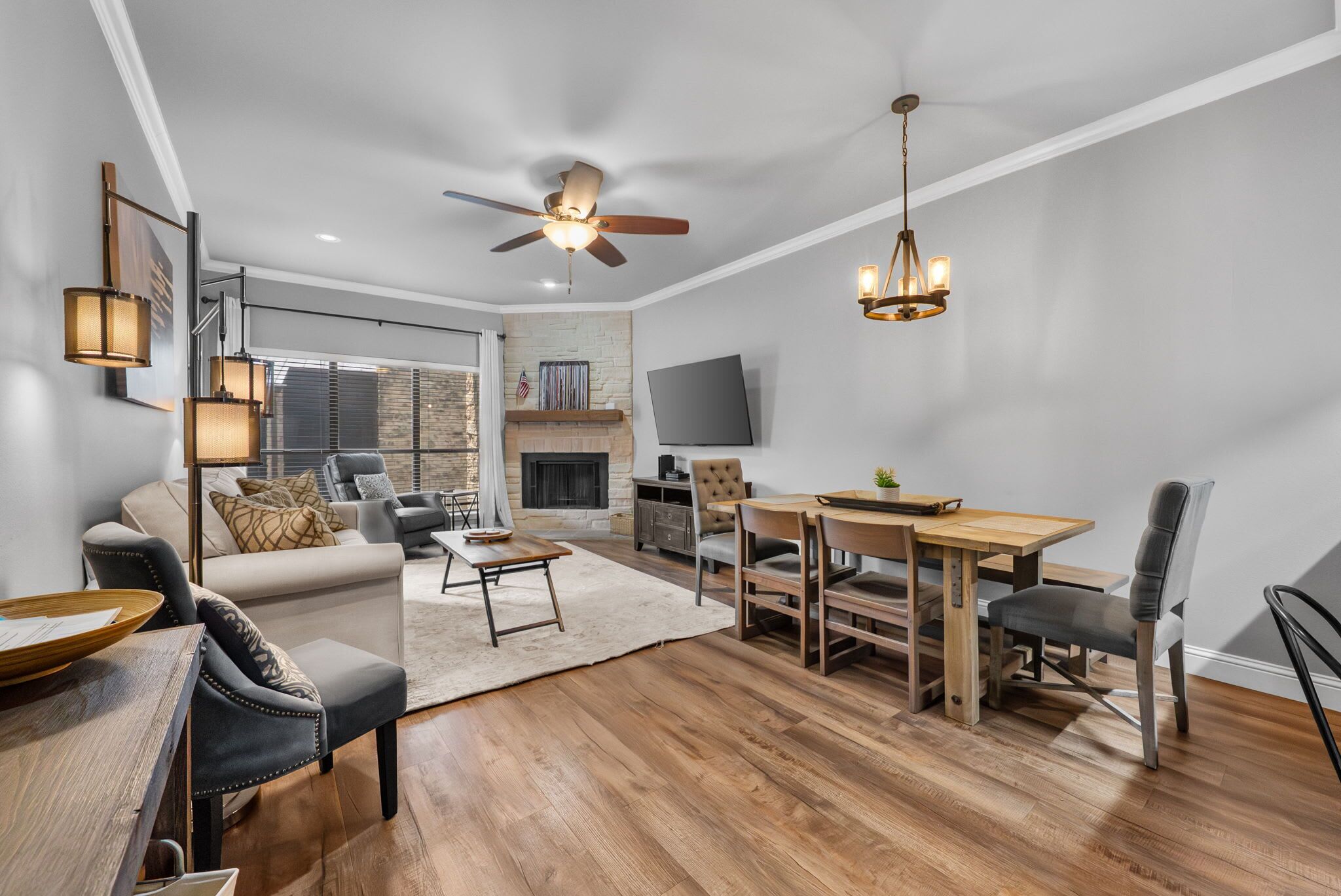 テレビ、暖炉、DVD プレーヤー、書斎 / ワークスペース