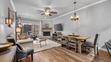 Una televisión, una chimenea, un reproductor de DVD, una oficina