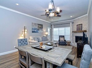 Televisión, chimenea, reproductor de DVD y oficina 