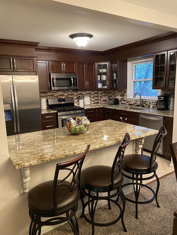 Een koelkast, een microgolfoven, een oven, een kookplaat