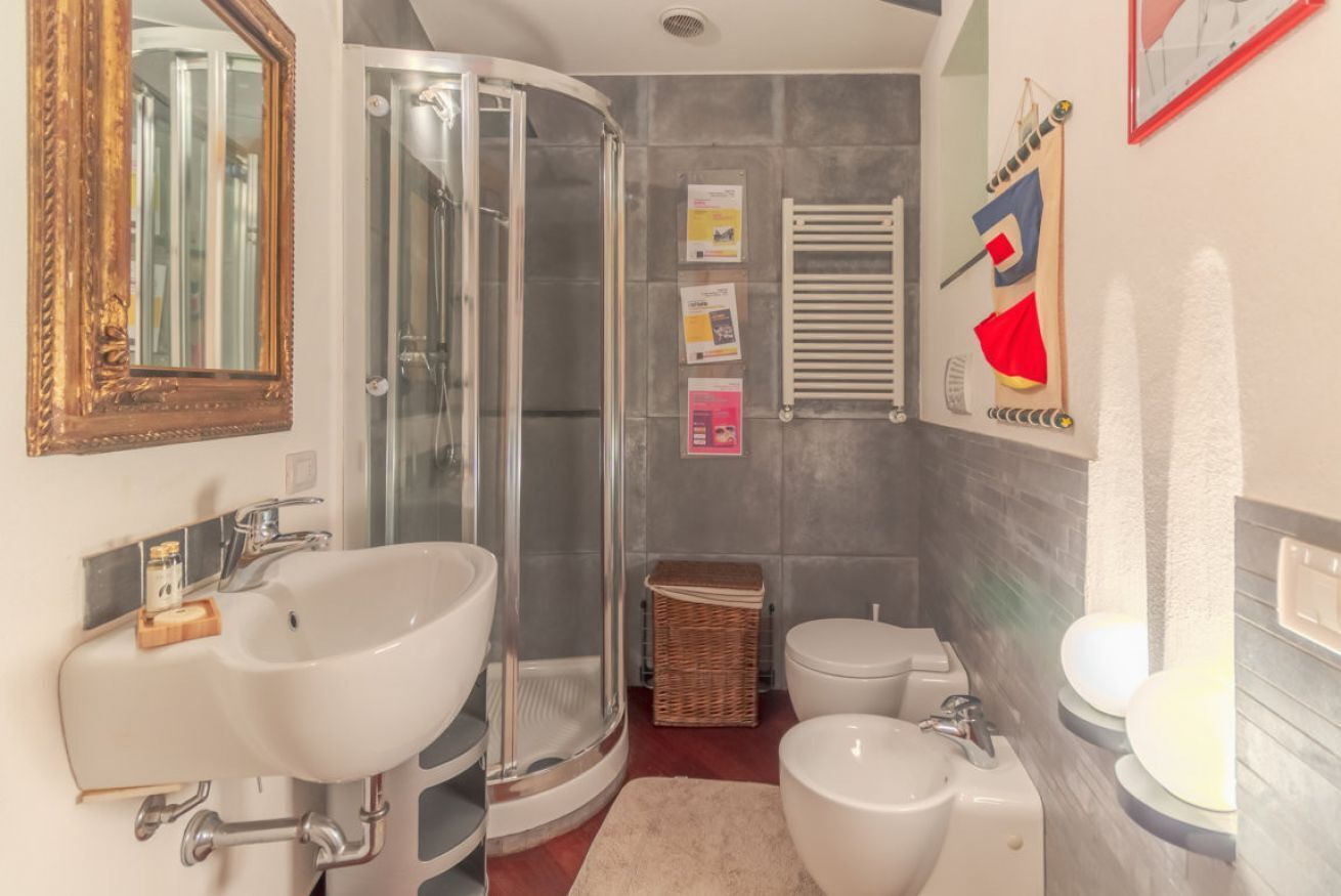 Douche, articles de toilette gratuits, bidet