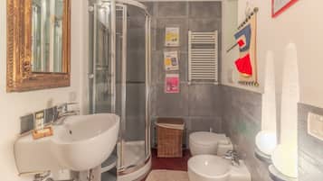 Douche, articles de toilette gratuits, bidet