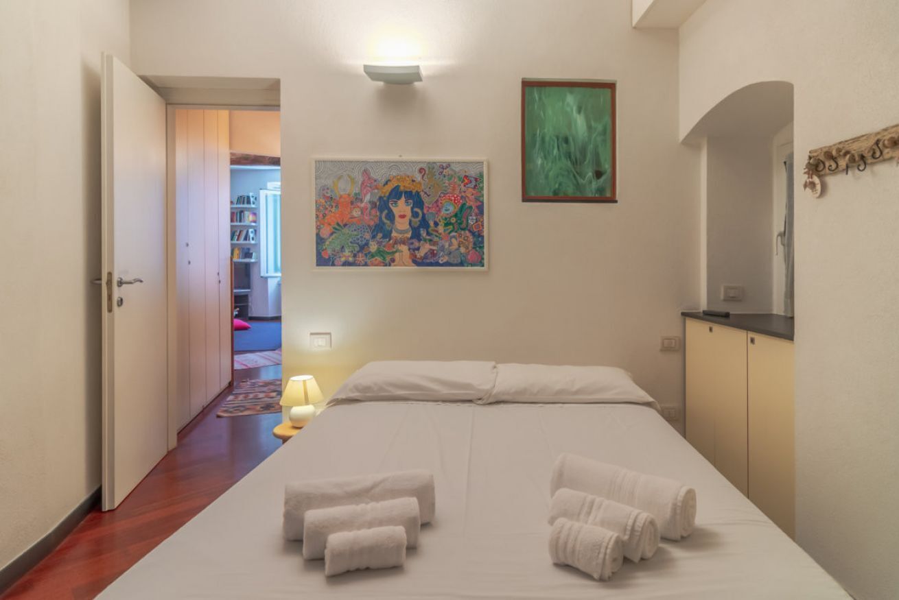 1 habitación y tabla de planchar con plancha 