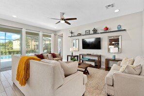 Una Smart TV, libros, un reproductor estéreo