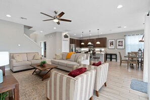 Una Smart TV, libros, un reproductor estéreo