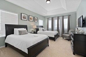 5 dormitorios, escritorio, tabla de planchar con plancha y cuna de viaje