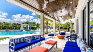 Una piscina al aire libre, una piscina climatizada