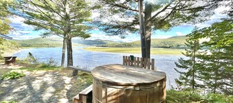 Allagash Elevated Escape • Cedar Hot Tub • Outdoor Entertaining • Riverfront 