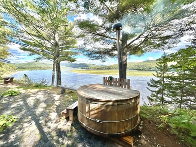 Allagash Elevated Escape • Cedar Hot Tub • Outdoor Entertaining • Riverfront 