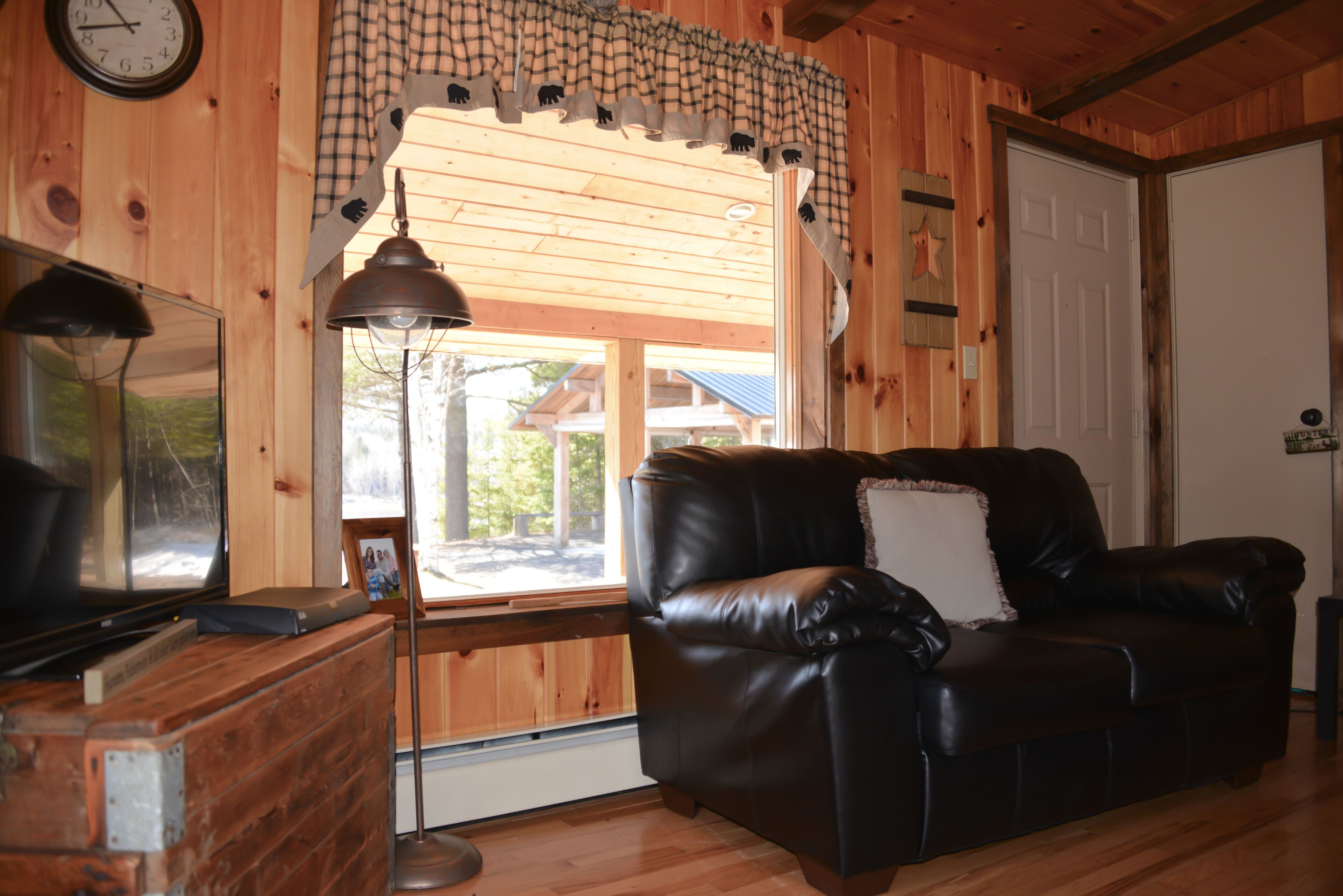 Smart TV, fireplace, books, stereo