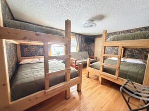 2 bedrooms, free WiFi, bed sheets - Allagash Elevated Escape • Cedar Hot Tub • Outdoor Entertaining • Riverfront  (Allagash)